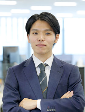 キャリア採用2024年入社情報システム部システム担当社員のバストアップ写真