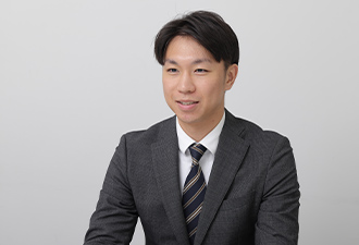 インタビューに答える姿