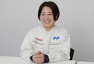 インタビューに答える姿